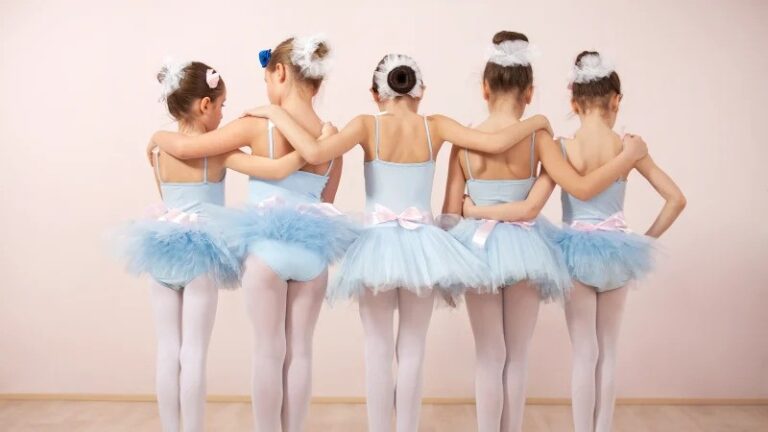 What type of costumes are used in ballet?