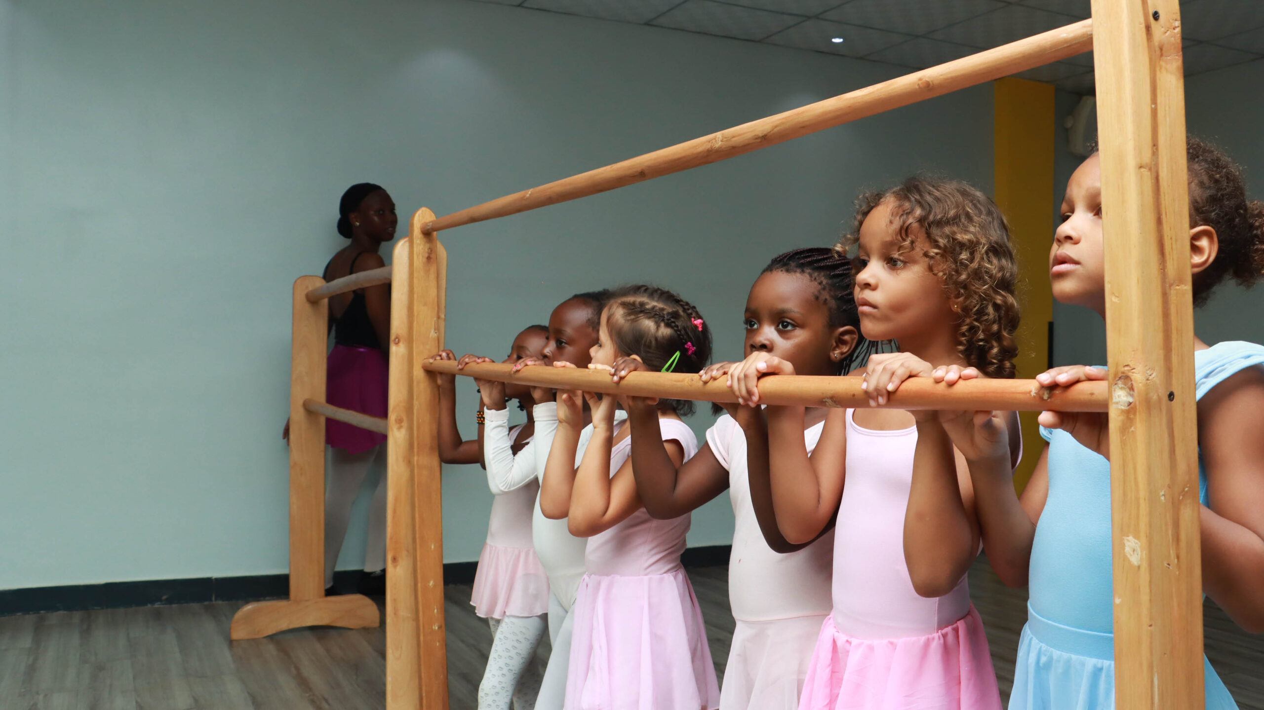 Here’re ways to introduce ballet dance into your school Co-curricular activities to give your students extra performance skills for galas